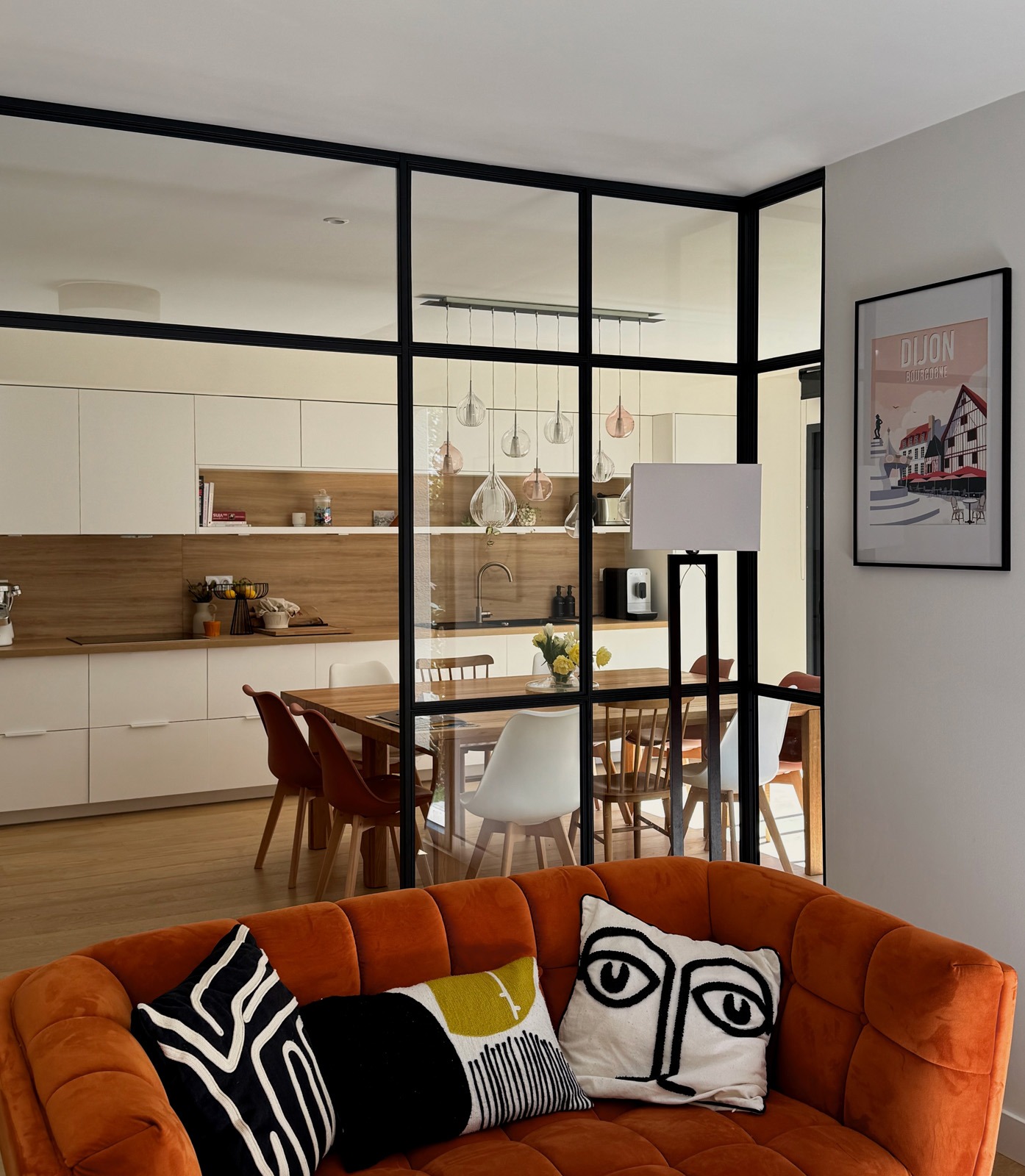 espace salon avec verrière séparatrice sur salle a manger et cuisine