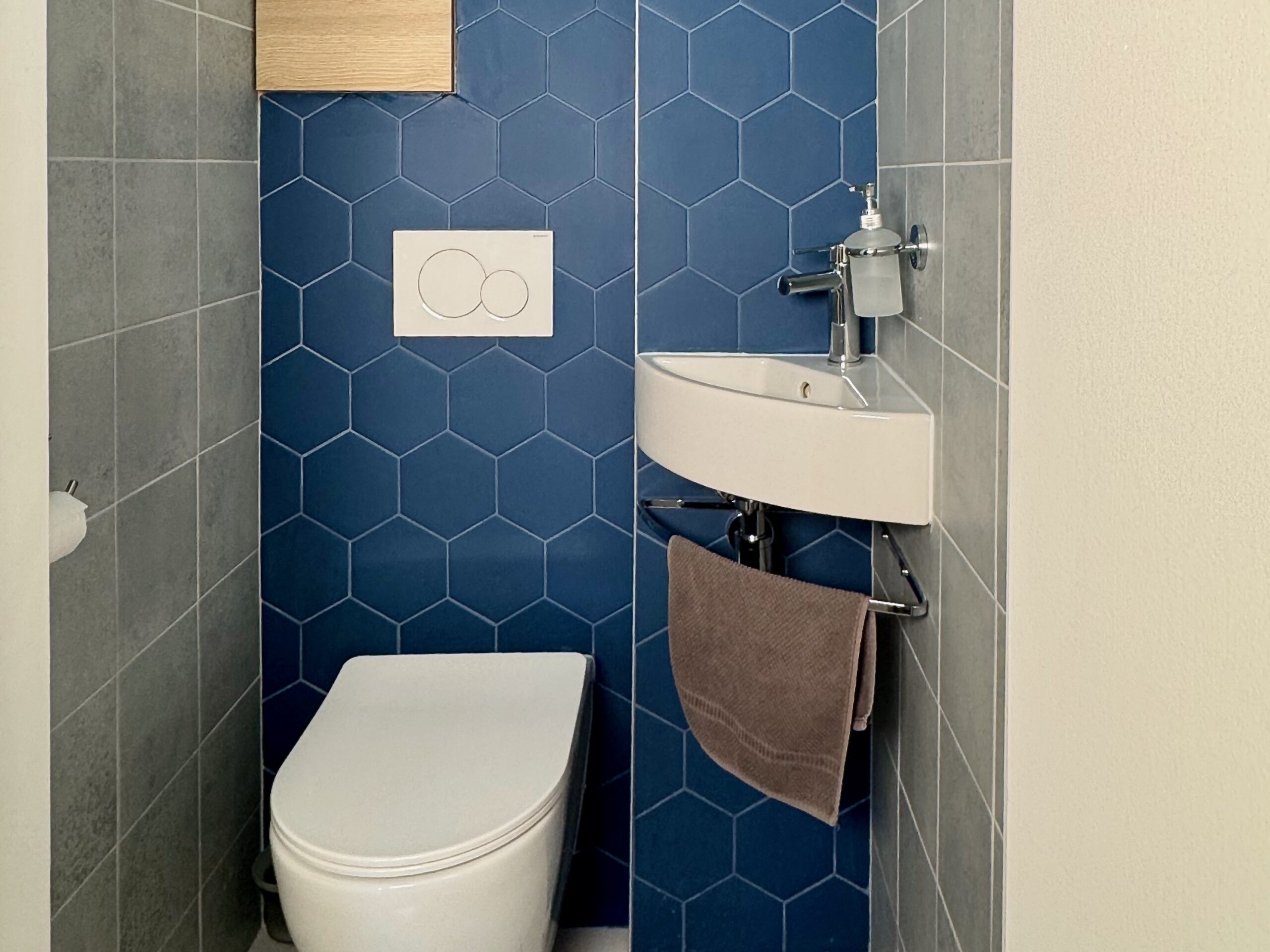 toilettes suspendus et lave main d'angle avec faïence